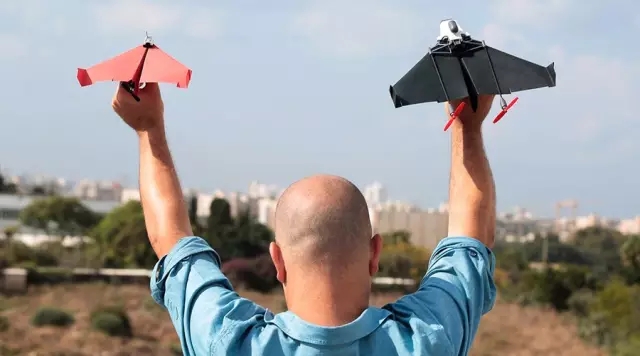 无人机算什么？这个纸飞机可飞10分钟，还能用VR控制！