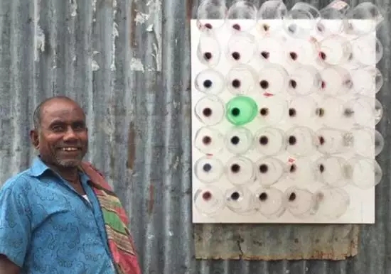 他用塑料瓶造了一个不耗电的空调，拯救了孟加拉数十万穷困人民！