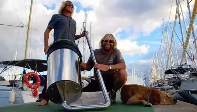 为了找回童年的海洋，这两个澳洲小伙给大海做了个垃圾桶！