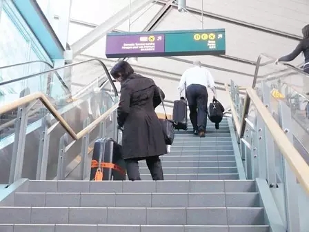 他们发明的行李箱，竟会爬楼梯
