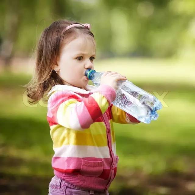 再见矿泉水瓶！英国3位学生发明可食用水包，引730万人围观模仿