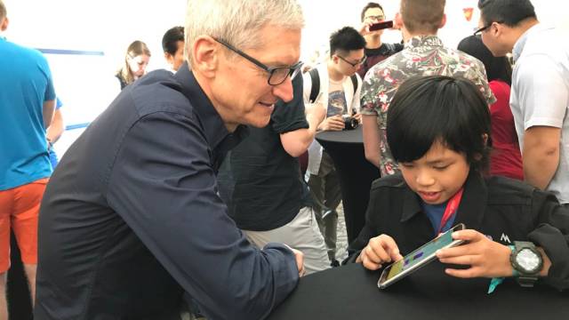苹果发布会，被这个10岁男孩抢了镜，6岁自学编程开发5款应用，库克都不服不行
