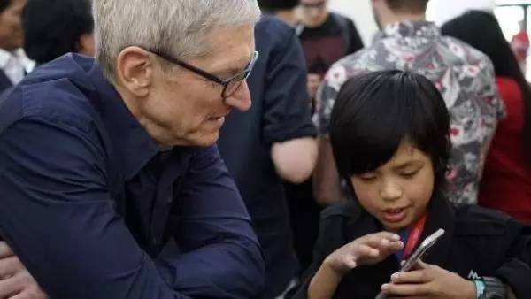 苹果发布会，被这个10岁男孩抢了镜，6岁自学编程开发5款应用，库克都不服不行