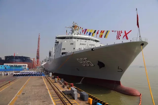 中国首艘四万吨级补给舰就位 中国航母编队“如虎添翼”