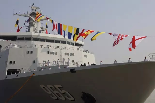 中国首艘四万吨级补给舰就位 中国航母编队“如虎添翼”
