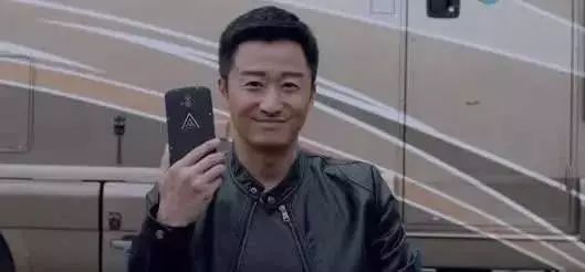 《战狼2》吴京使用的「三防手机」到底什么来头? 《战狼2》吴京使用的「三防手机」到底什么来头?