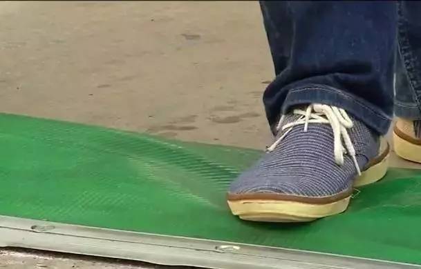 全球首款智能液体减速带：车神也不得不减速了！
