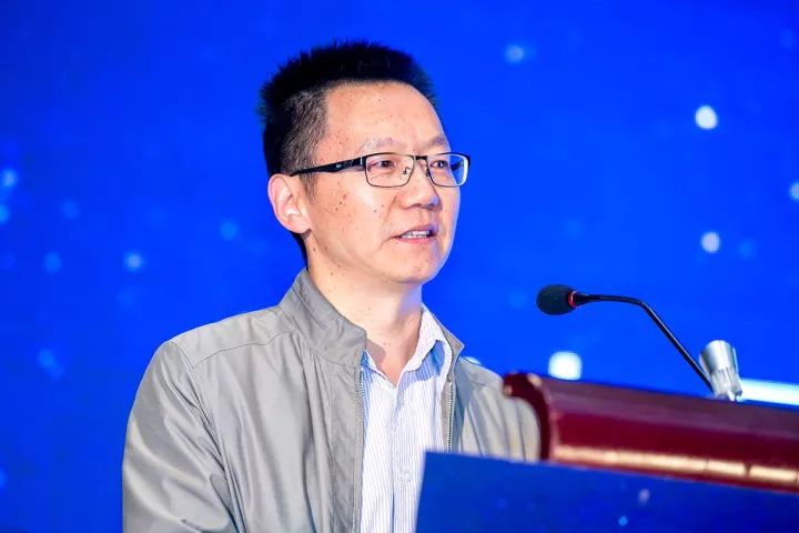原中国专利局光电审查部部长崔伯雄先生以在专利审查战线上从业32年之