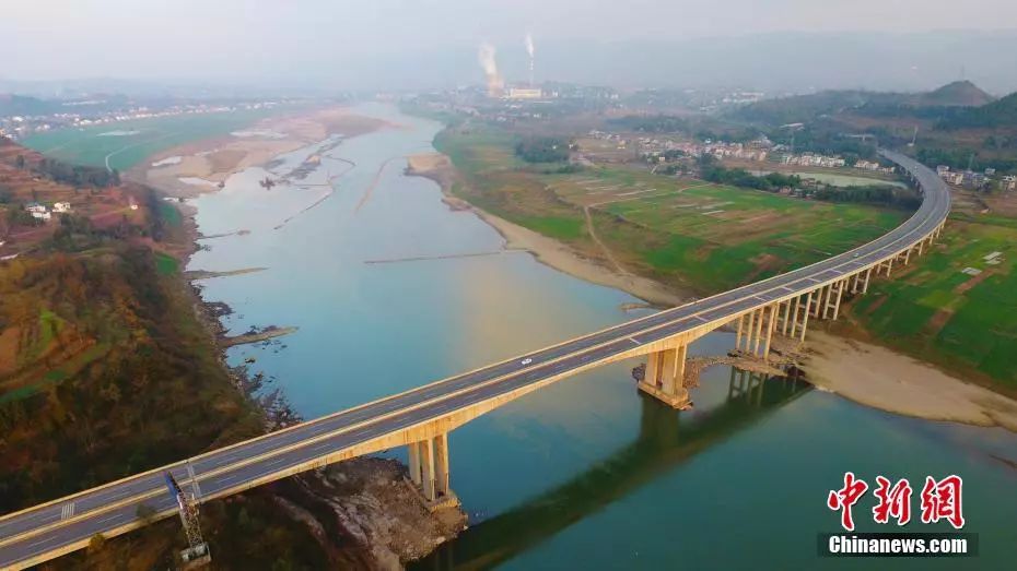 中国首条超级高速公路要来了！能边开车边充电，自动驾驶....