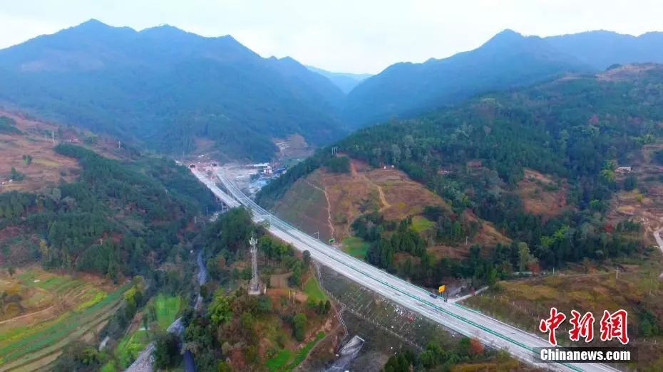 中国首条超级高速公路要来了！能边开车边充电，自动驾驶....