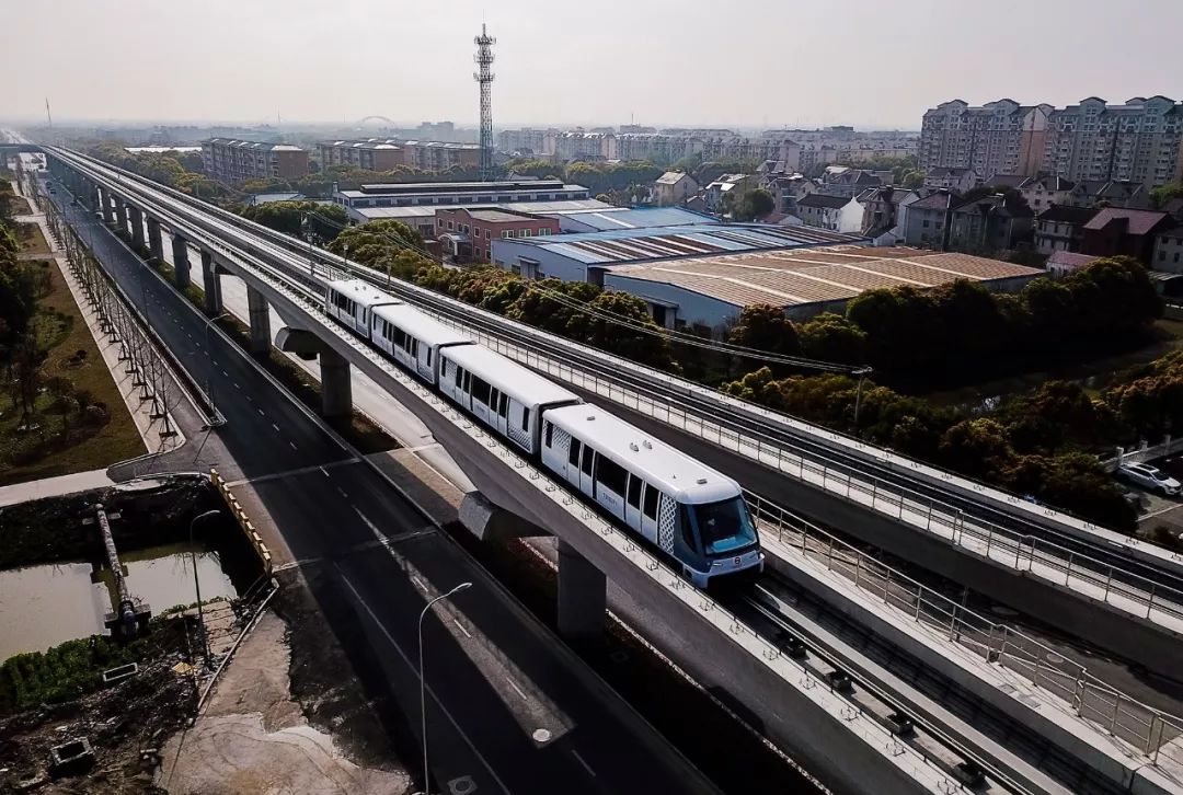 国内首条无人驾驶胶轮路轨开通，没有驾驶室，可以站在车头看风景！