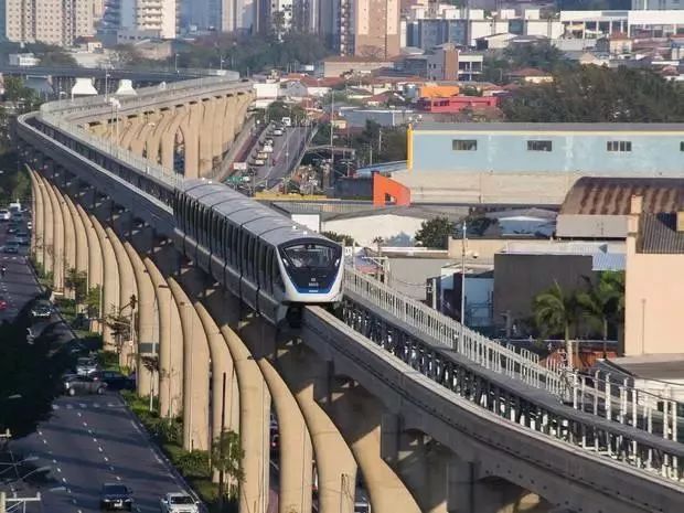 国内首条无人驾驶胶轮路轨开通，没有驾驶室，可以站在车头看风景！