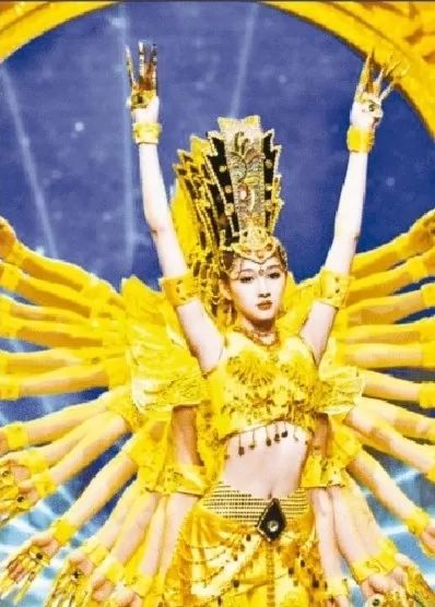 关晓彤版《千手观音》引争议!其版权归属纠纷不少 关晓彤版《千手观音》引争议!其版权归属纠纷不少