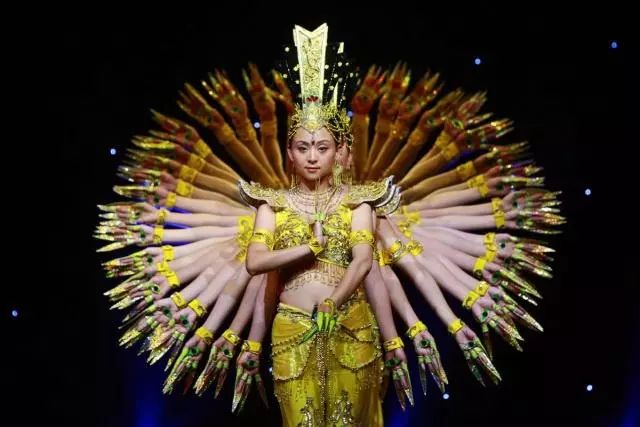 关晓彤版《千手观音》引争议!其版权归属纠纷不少 关晓彤版《千手观音》引争议!其版权归属纠纷不少