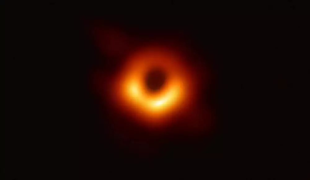 人类首次直接拍摄到黑洞！解密史上首张黑洞照片拍摄