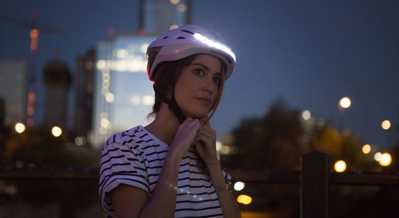 夜骑者的福音——Lumos智能单车头盔