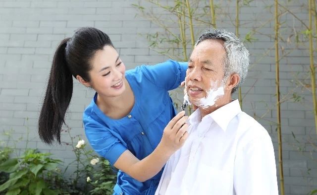 帮父亲刮胡子时，需要一把怎样的剃须刀？