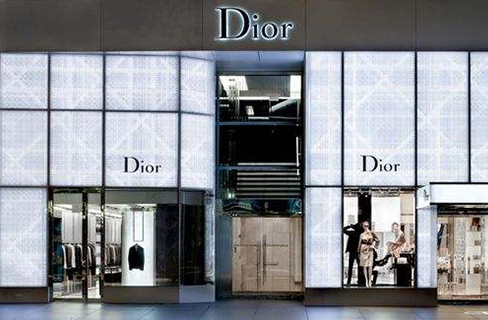 #晨报#德国时装品牌Philipp Plein被指涉嫌抄袭Dior；沙特知识产权局宣布打击盗播，纽卡收购案或现转机