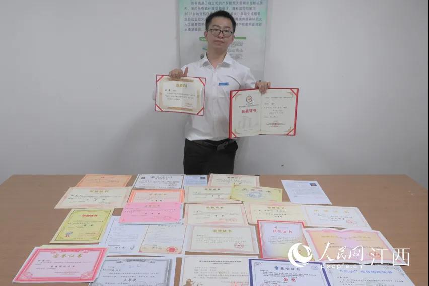 自强不息的少年！脑瘫大学生获八项实用新型专利：我不认命