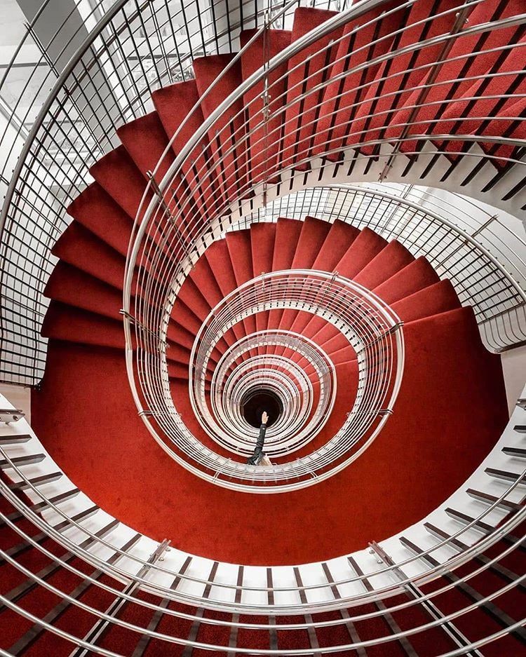 他收藏了全世界最美的54张楼梯照