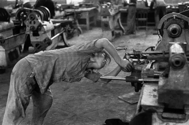 Lewis Hine：一位摄影师的“摩登时代”