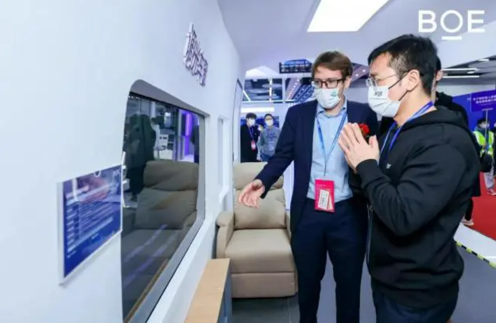 轨博会黑科技：手指轻轻一划，车窗就能由明变暗