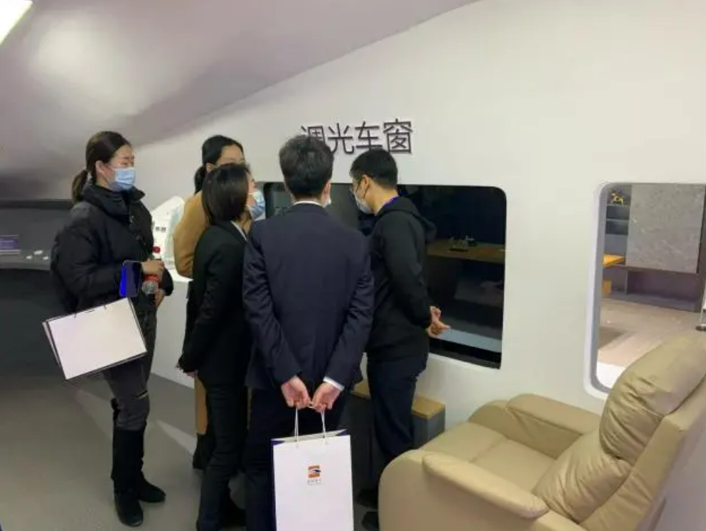 轨博会黑科技：手指轻轻一划，车窗就能由明变暗