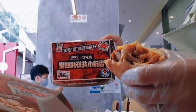 KFC最强新品！文和友联名小龙虾套餐你吃了吗？