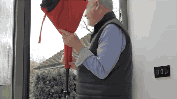 3000年都没有变化的雨伞，被这位大叔玩出了新花样！
